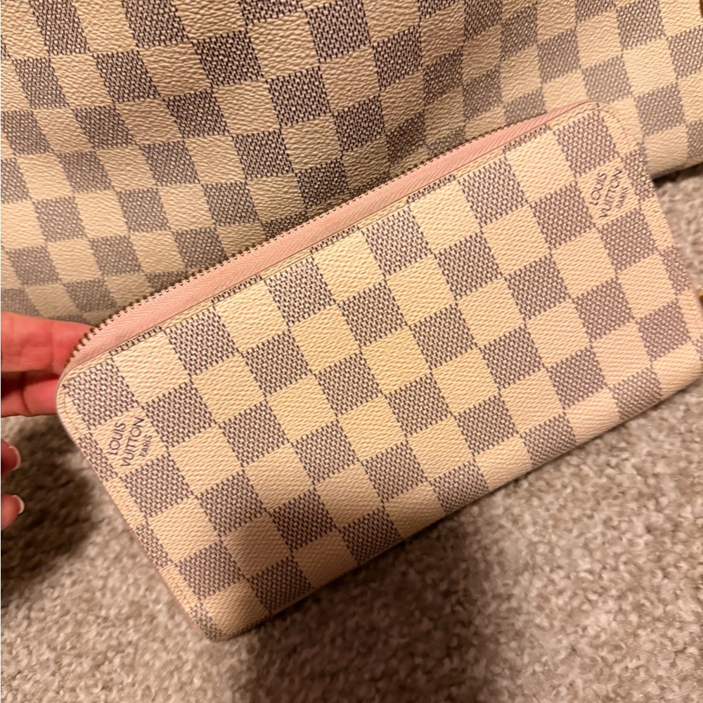 Louis Vuitton Beige and Gray Checkered Shoulder Bag - Picture 2 of 9